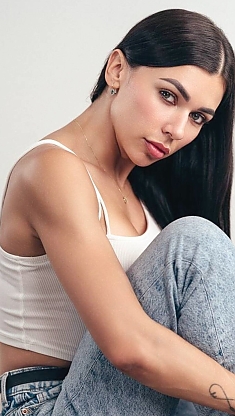 Alexandra Milan 2393919